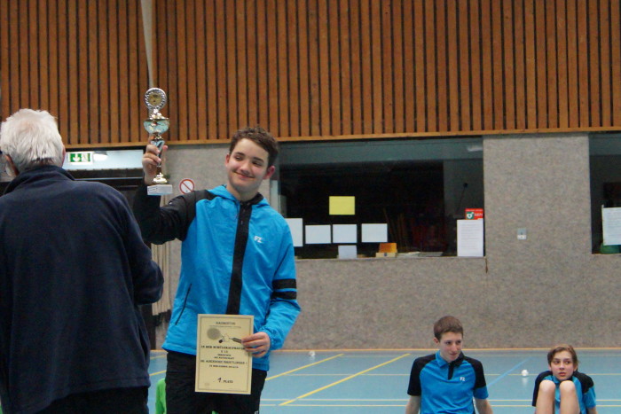 Marcel Czaya nimmt den Meisterpokal entgegen.